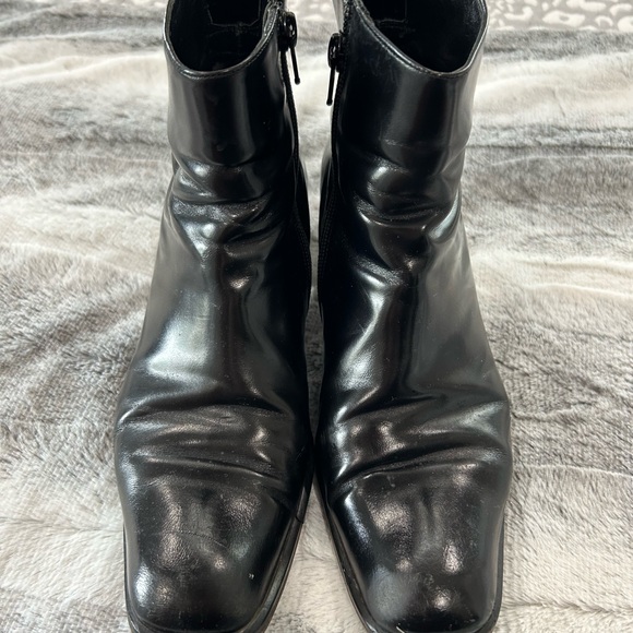 Kenneth Cole black leather boots; size 8 - Picture 2 of 5